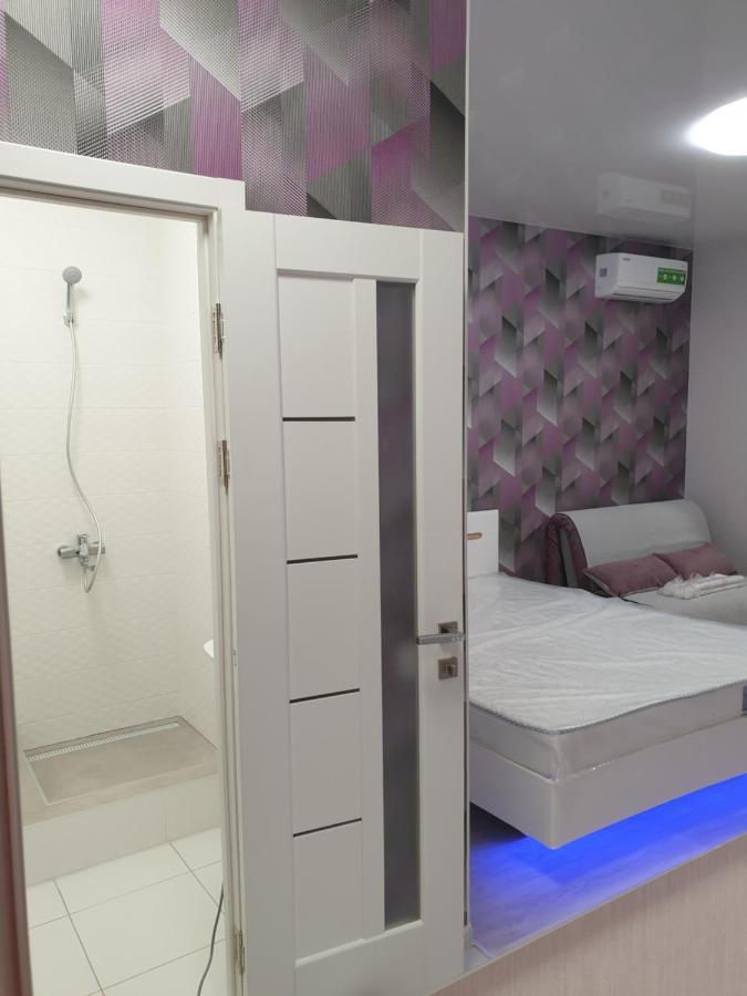 Apart Hotel Malinovskogo Kharkiv Bagian luar foto